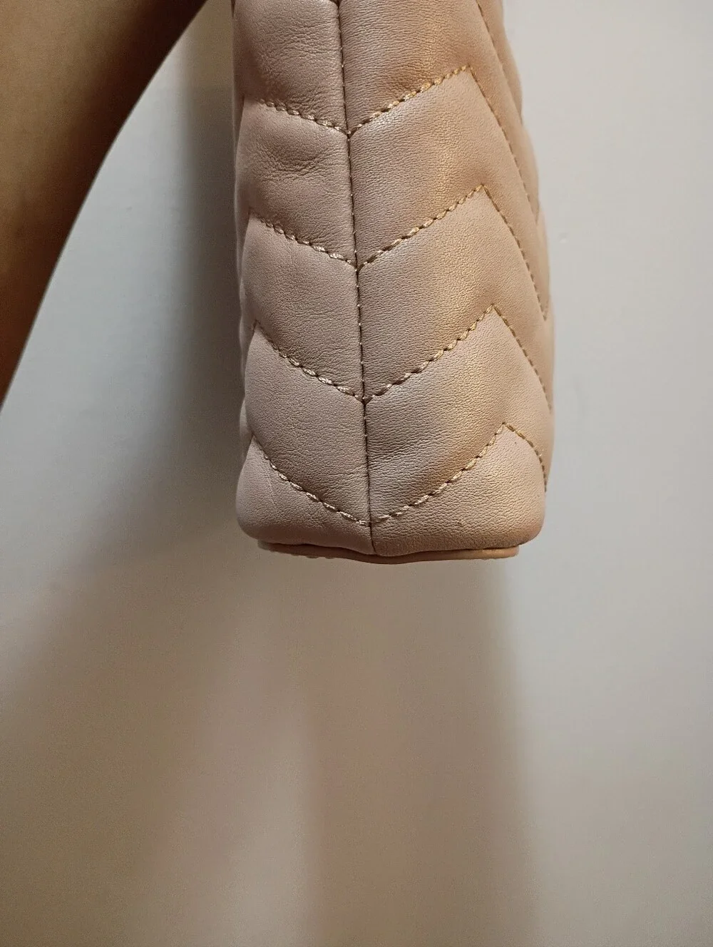 Kate Spade, EUC, Women's, Quilted Chevron Leather Crossbody, Color Pink, Zipper